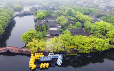 “书藏古今，港通天下”，是宁波城市形象主题口号