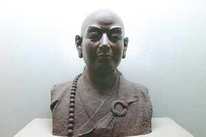 重建大殿的三学则全法师塑像。(谢安良 摄)