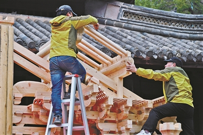 模型搭建现场(汤丹文 摄)