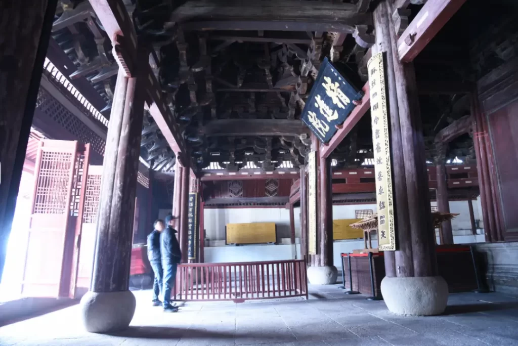 保国寺大殿内景