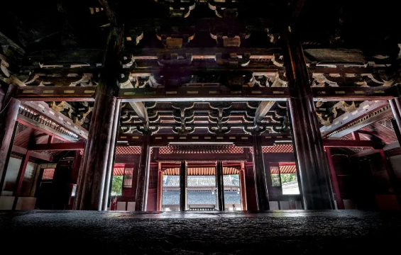 保国寺大殿内景