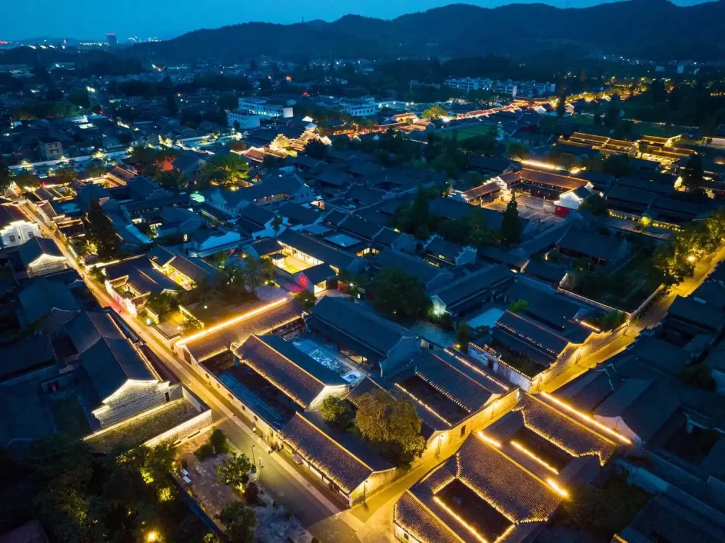 夜色中的宁波慈城古县城古建筑群 新华社记者 江汉 摄