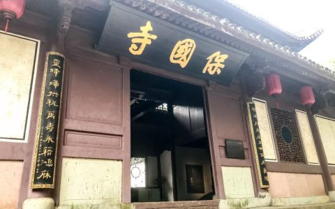 宁波人说起赏桂花的好去处，大抵是会谈到保国寺的