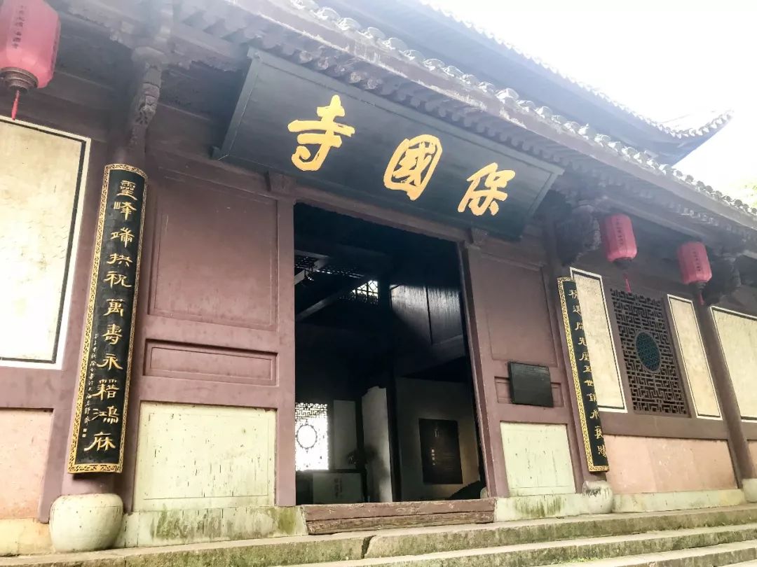 宁波人说起赏桂花的好去处，大抵是会谈到保国寺的
