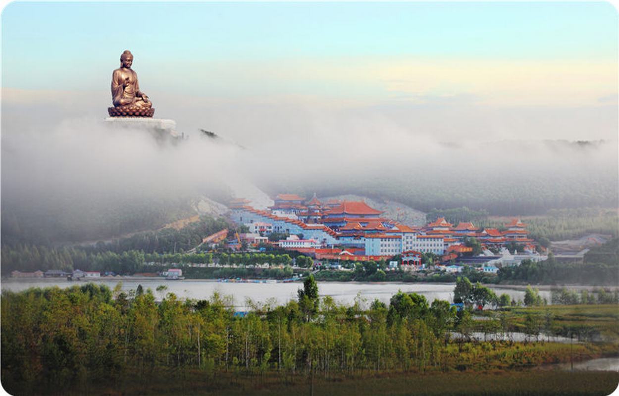 敦化六鼎山文化旅游区，集观光朝圣、文化体验、休闲度假于一体的综合性旅游区