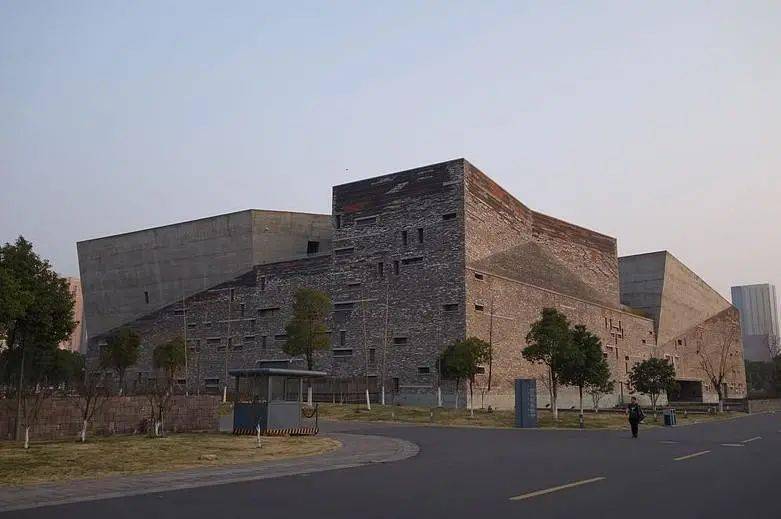 建筑素养案例分析与表达，试分析宁波博物馆的建筑艺术