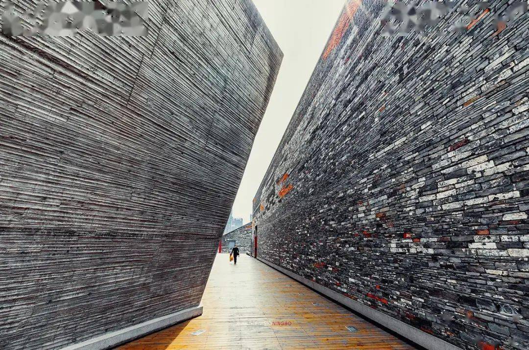 建筑素养案例分析与表达，试分析宁波博物馆的建筑艺术