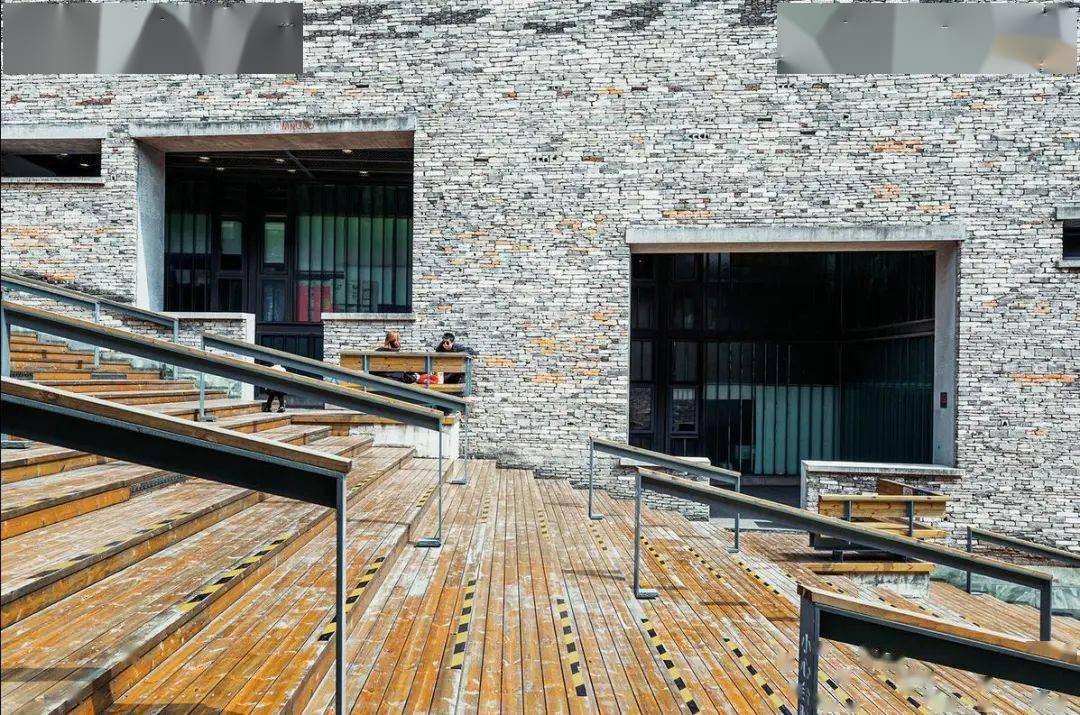 建筑素养案例分析与表达，试分析宁波博物馆的建筑艺术