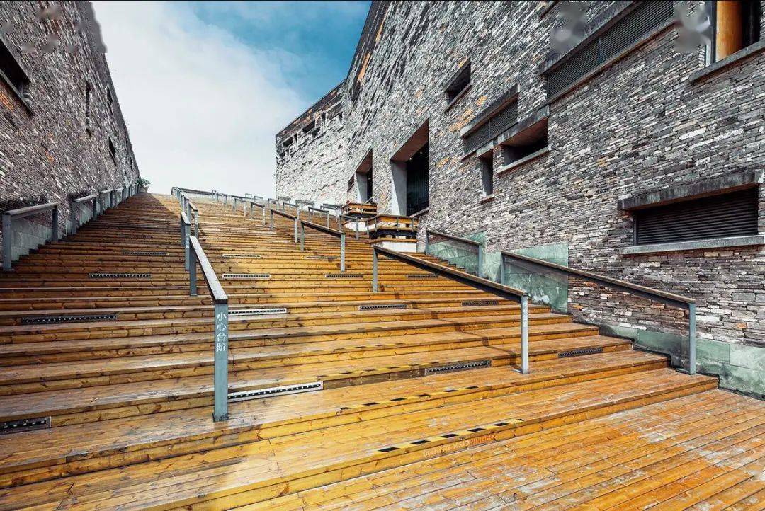 建筑素养案例分析与表达，试分析宁波博物馆的建筑艺术