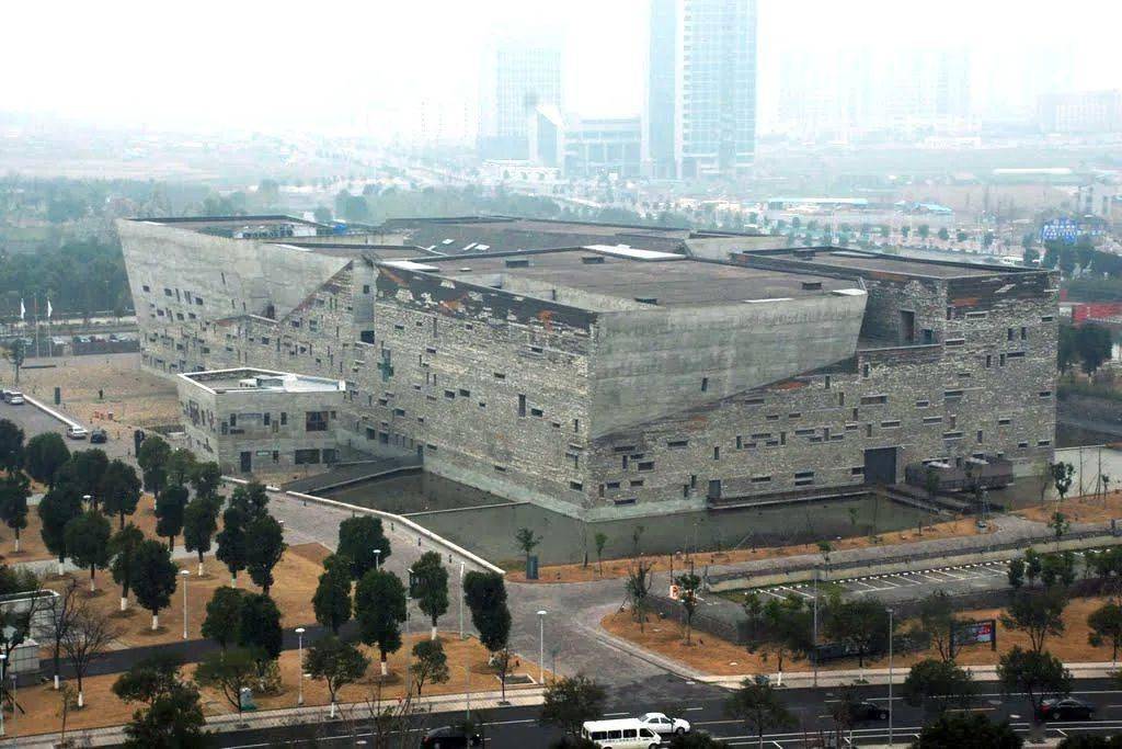建筑素养案例分析与表达，试分析宁波博物馆的建筑艺术