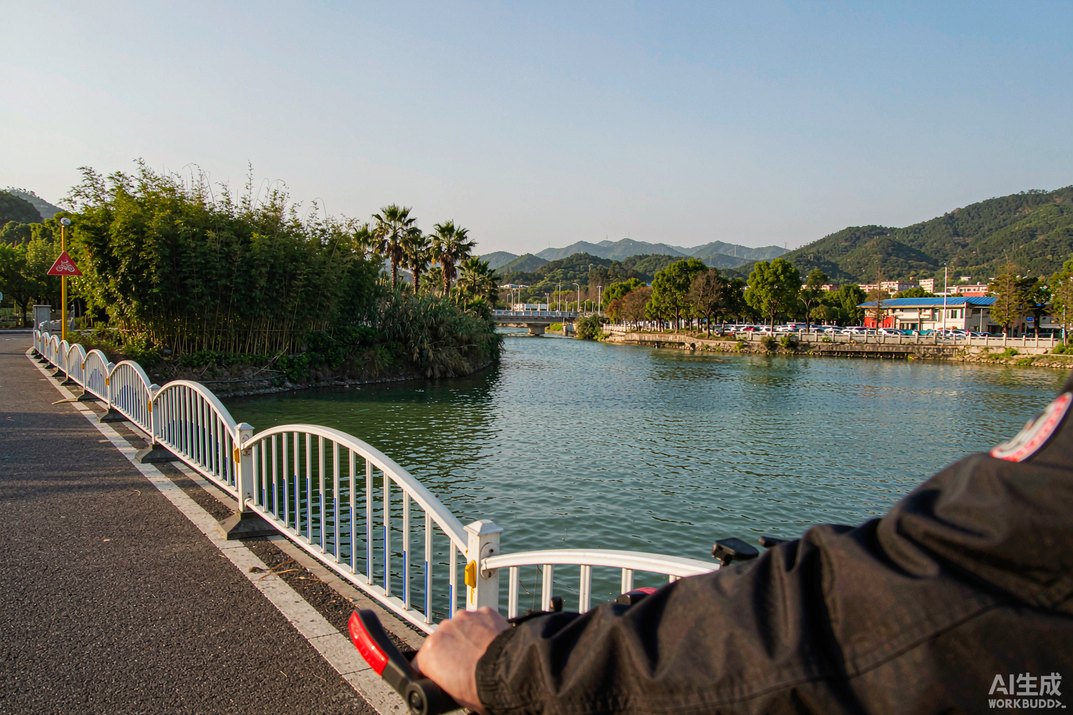 东钱湖环湖绿道骑行视角:湖面、远山与骑行道的初秋午后